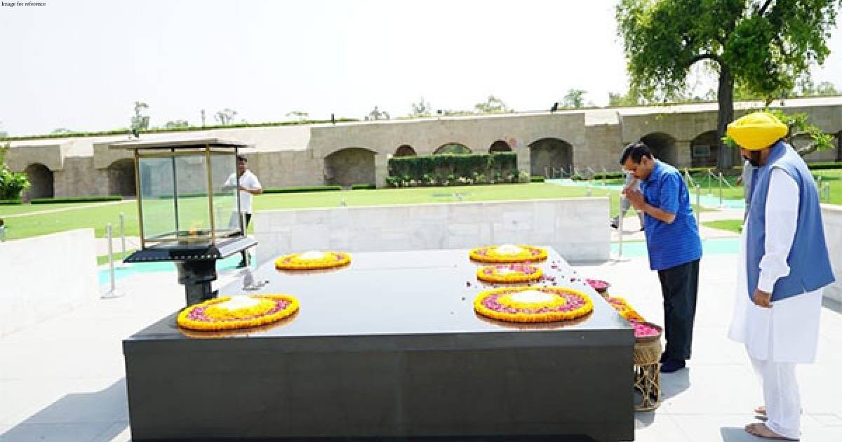 Kejriwal pays tribute to Mahatma Gandhi at Rajghat ahead of appearance before CBI